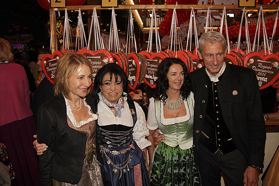 Regine Sixt (2. v. l.) ludt zur Damenwiesn 2014 bei Sabine und Siegfried Able in den Marstall (©Foto: Martin Schmitz)